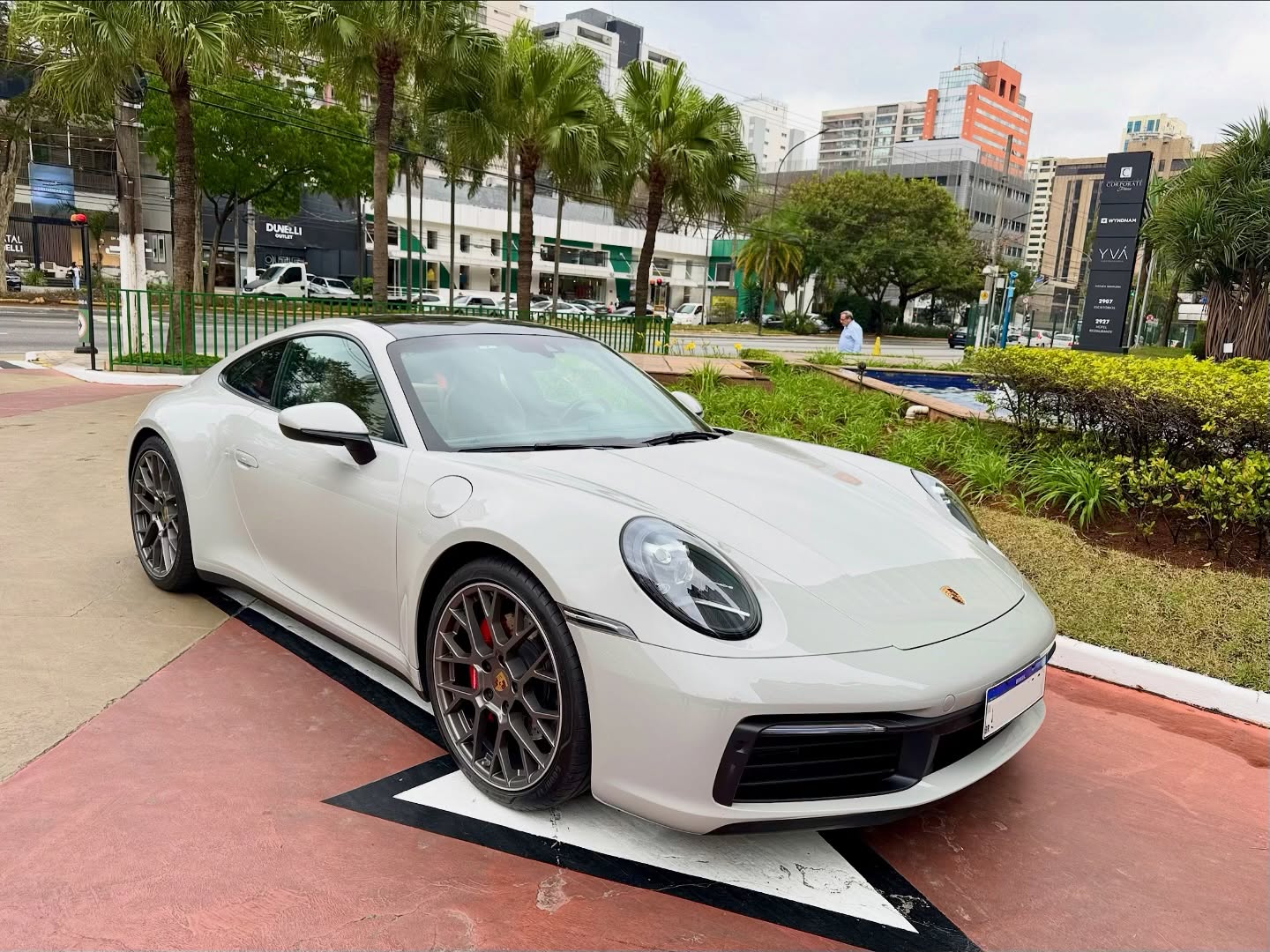 Porsche 911 Carrera S cinza