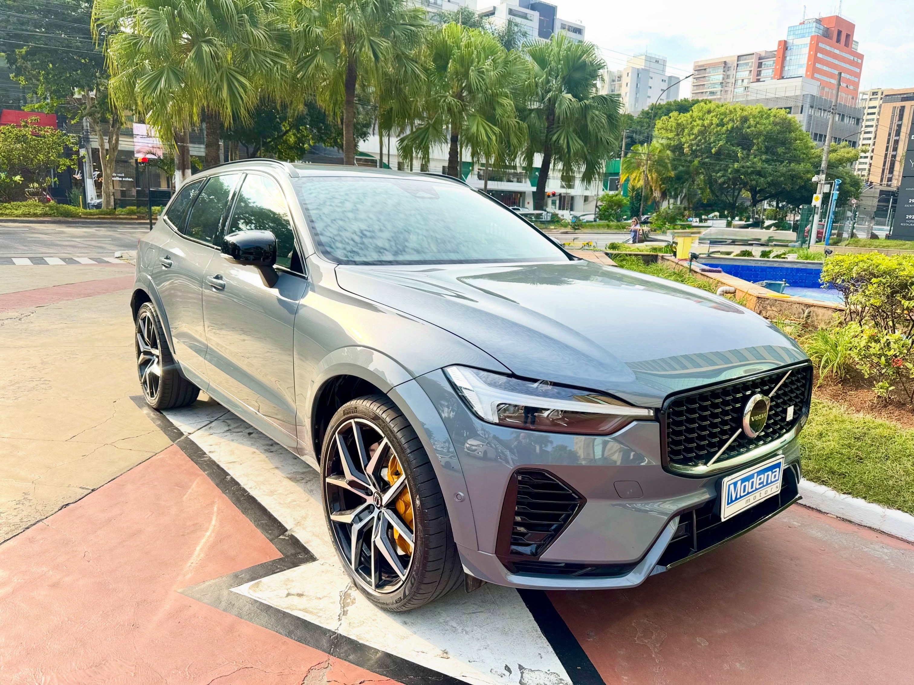 Volvo XC60 T8 Polestar Engineered cinza