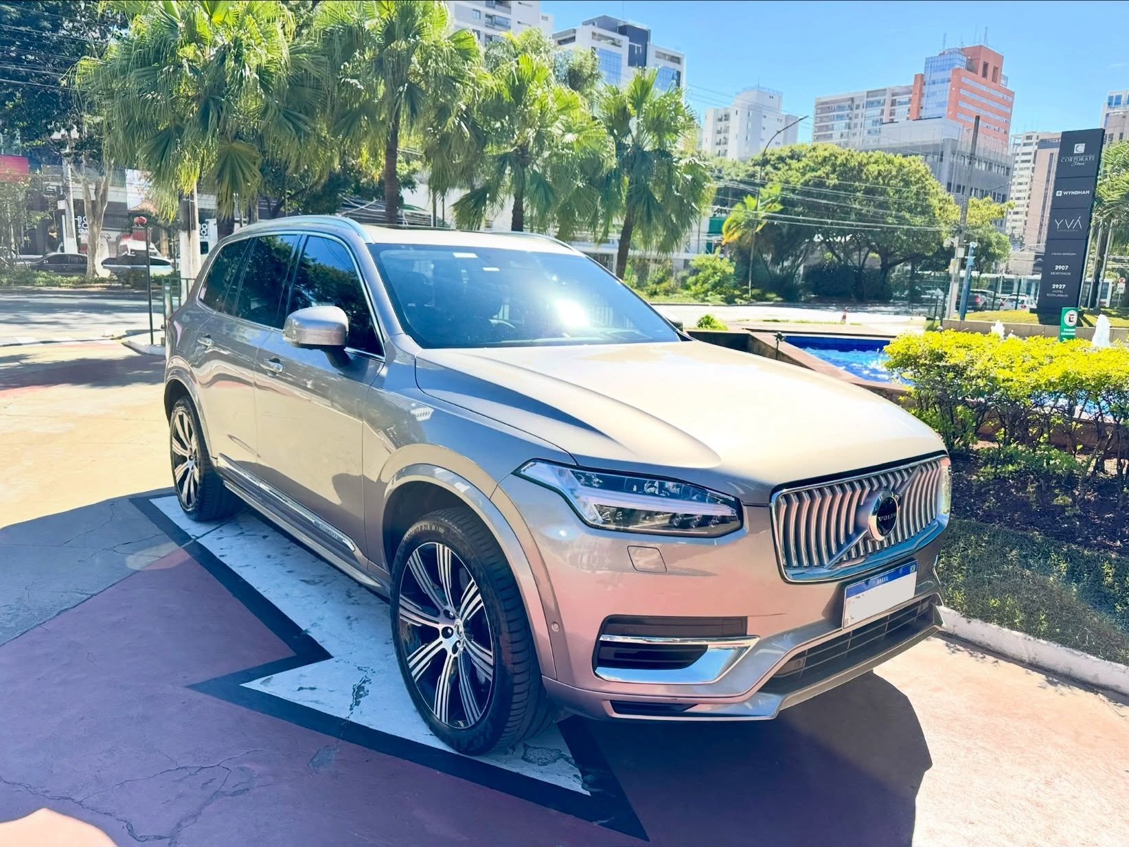 Volvo XC90 T8 Hybrid Inscription cinza