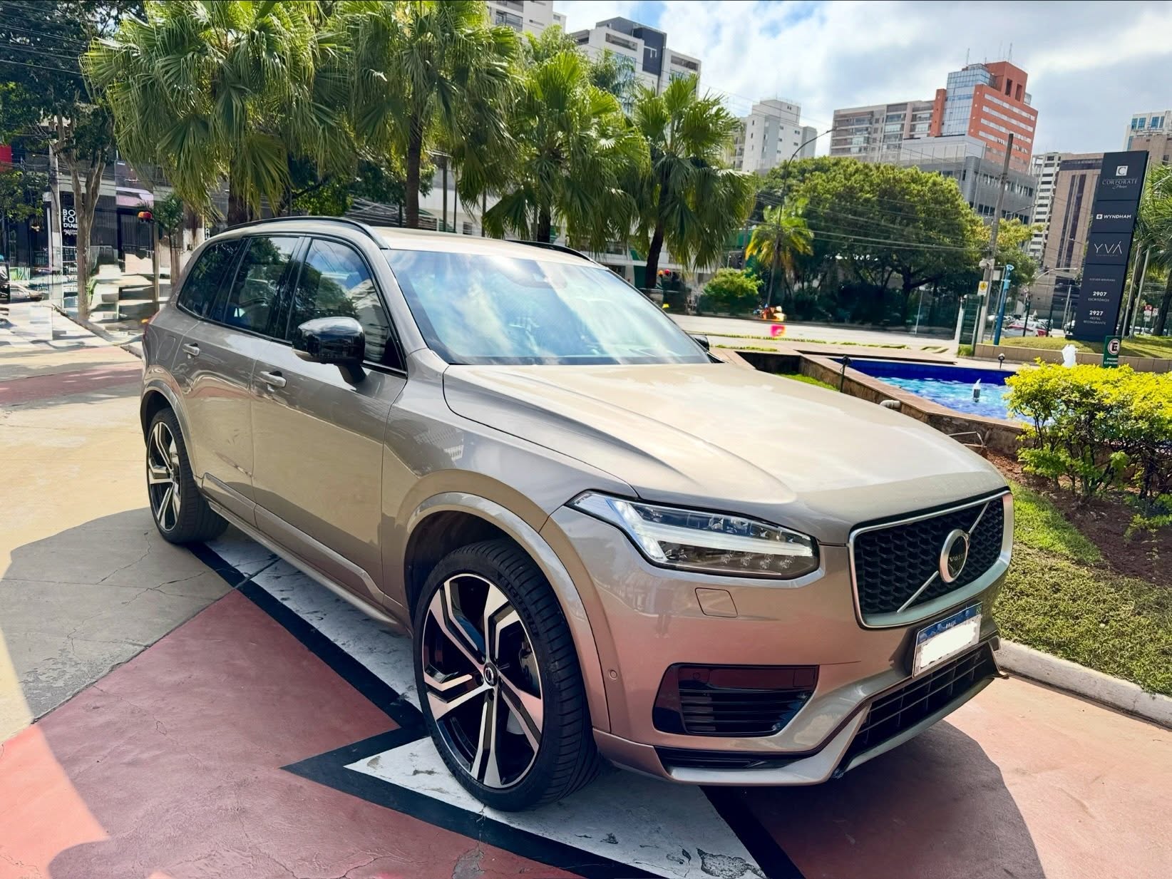 Volvo XC90 T8 Hybrid R-Design cinza